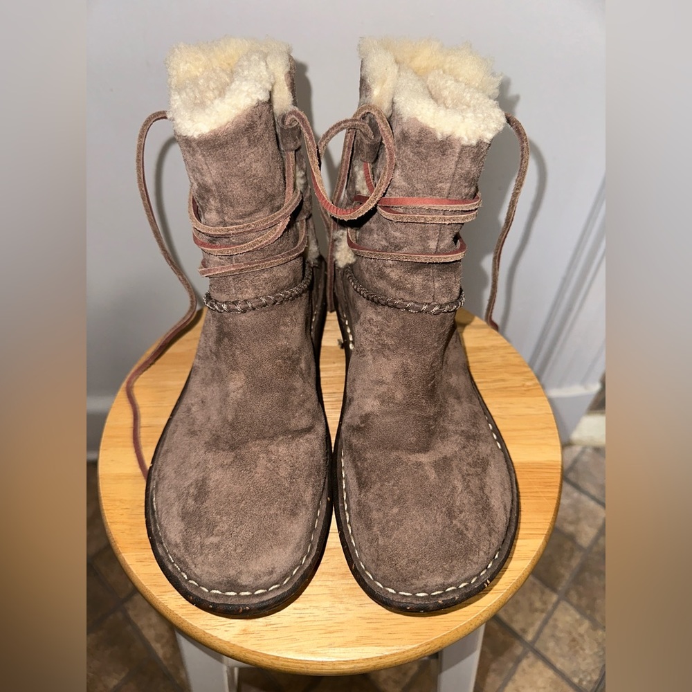 Women’s Ugg Caspia MukLuk Brown Leather Lace Up Fur
Lined Boots Size 8 - Picture 2 of 6